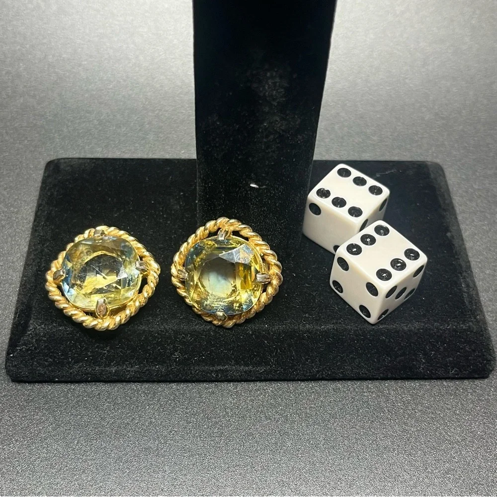 vintage sarah coventry confetti lucite clip on earrings gold tone round